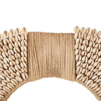 Collier de coquillage Cowrie et de fil de coton sur socle en coquille naturelle
