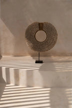 Sculpture ronde avec coquillage perlée sur socle en coquille naturelle pour décoration