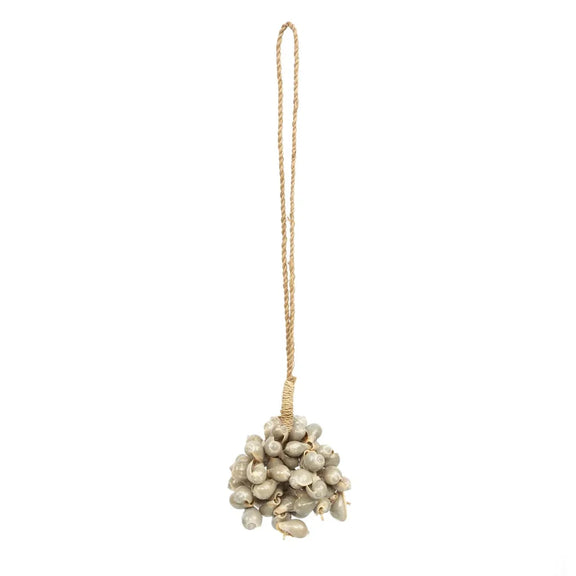 Seashell cluster suspendu ducorde en jute pour la décoration La Coquille Grise à Pompon