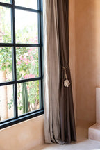 Tenture bicolore avec noeud décoratif pour La Coquille de Porte avec Pompon en Cauris Naturel