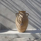 Vase en terre cuite avec anses et médaillon décoratif pour La coquille de porte avec pompon en cauris - Naturel