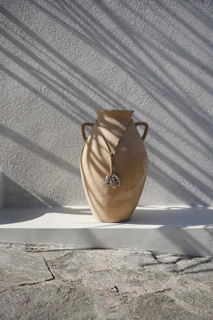 Vase en terre cuite avec anses et médaillon décoratif pour La coquille de porte avec pompon en cauris - Naturel