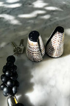 Deux gobelets en céramique à motifs.