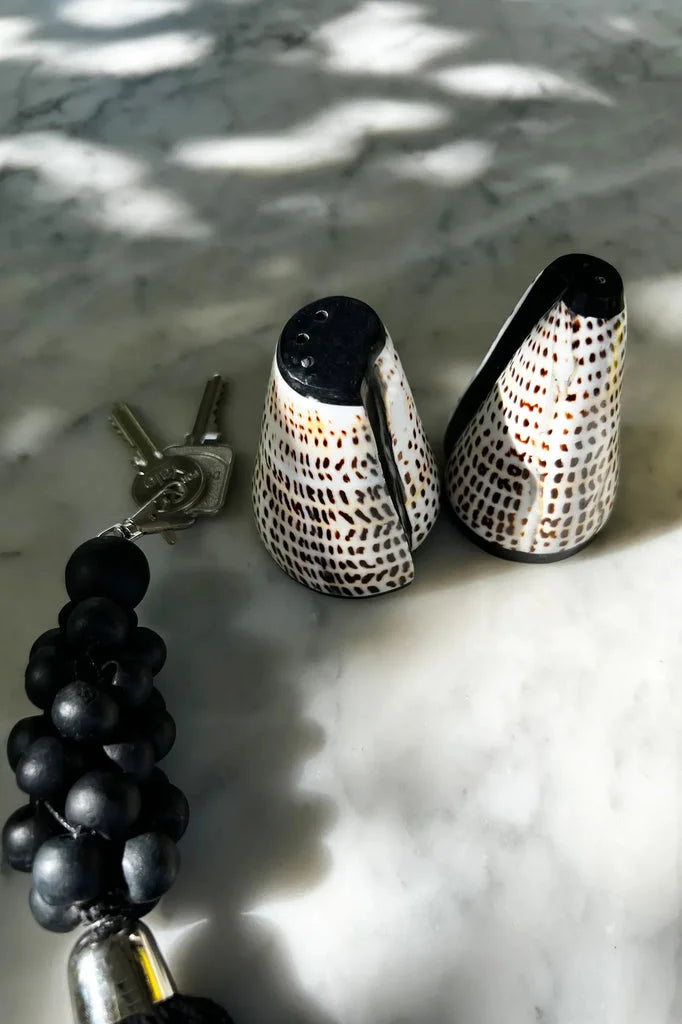 Deux gobelets en céramique à motifs.