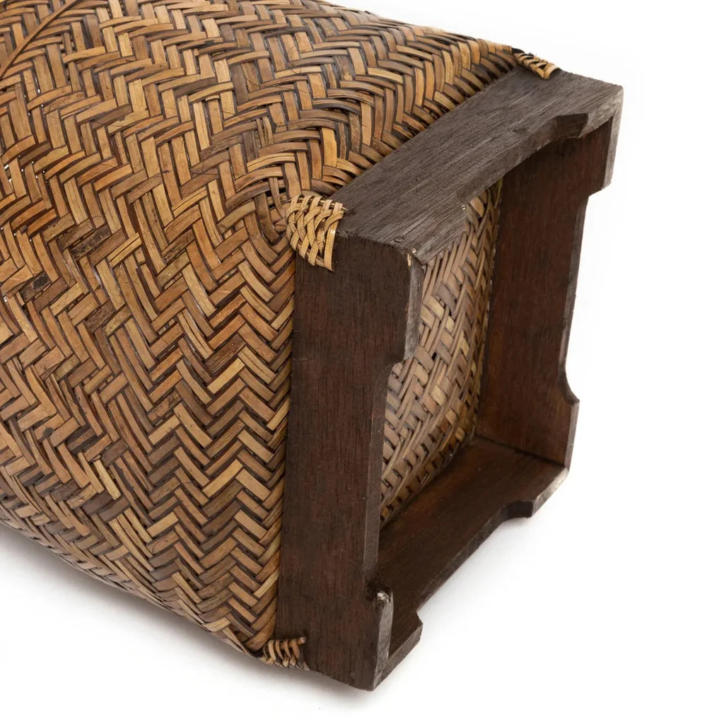 Panier tissé avec base en bois sombre dans la corbeille de salle de bain naturelle marron