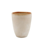 Tasse en céramique beige avec bord marron de lensemble La Coupe Cascais