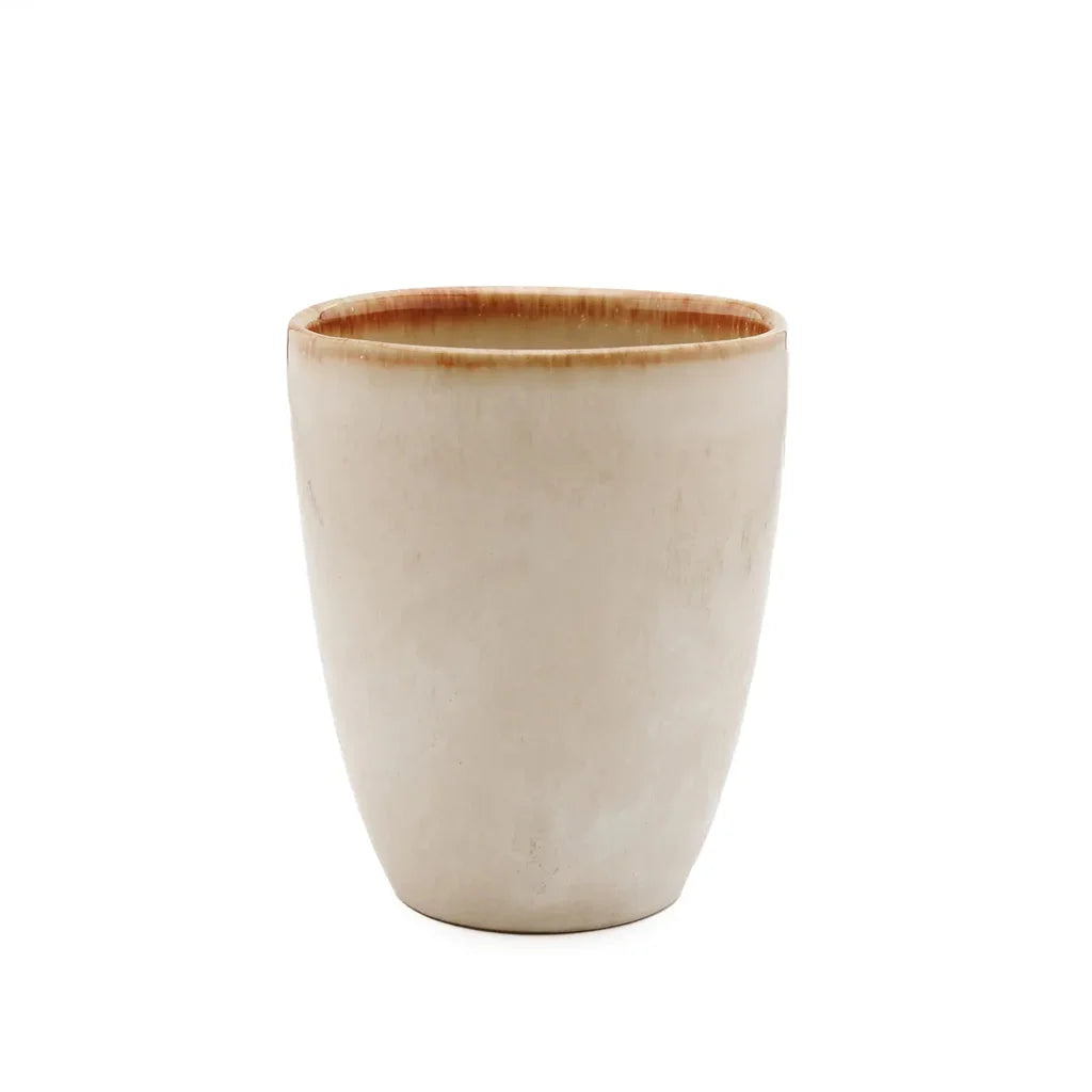 Tasse en céramique beige avec bord marron de lensemble La Coupe Cascais