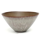 Coupe en céramique mate brun et gris avec intérieur chaud et extérieur à stries