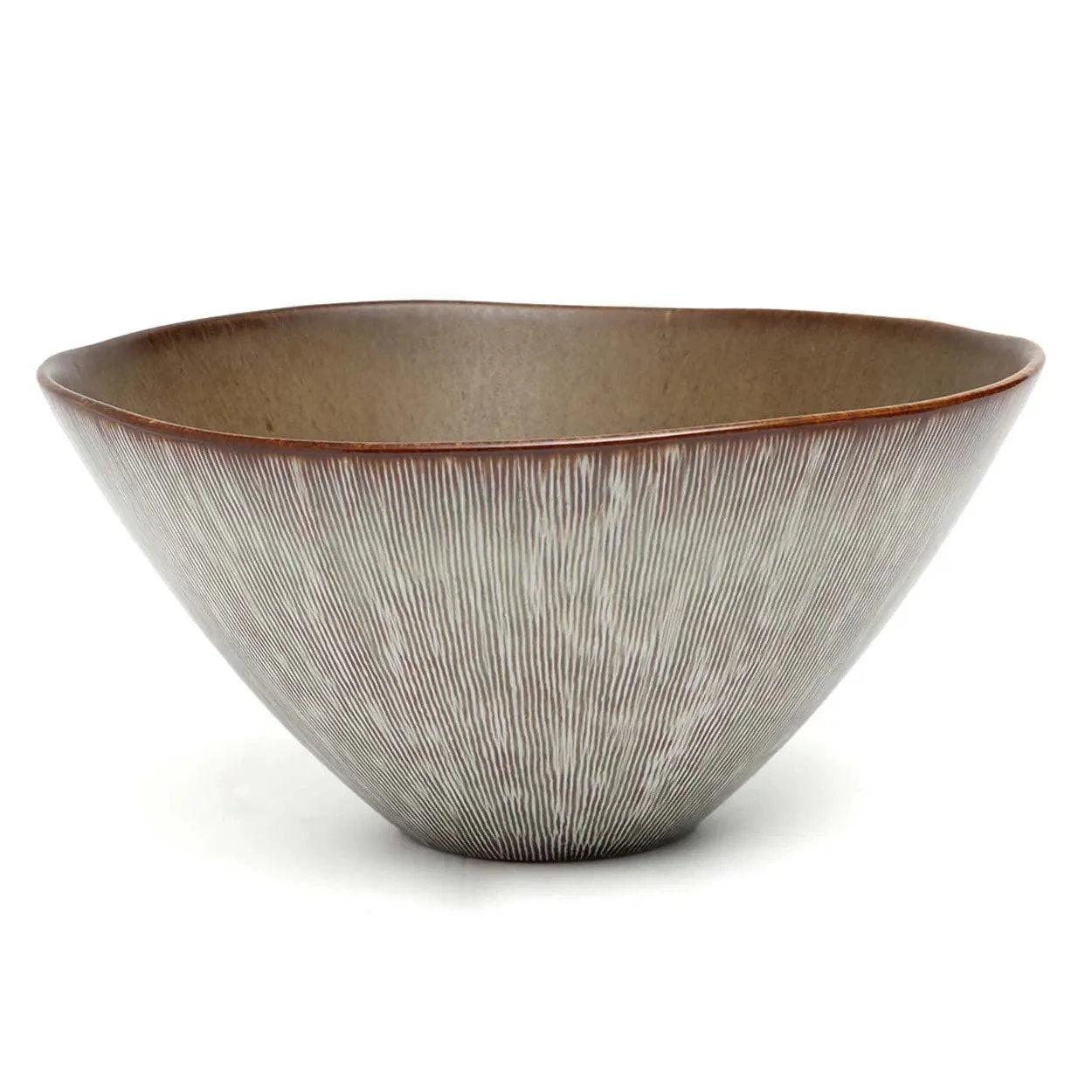 Coupe en céramique mate brun et gris avec intérieur chaud et extérieur à stries
