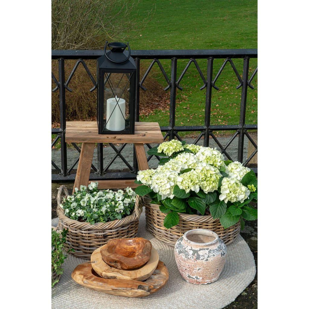 Lanternes en métal noir avec bougie blanche pour décoration en bois de teck massif
