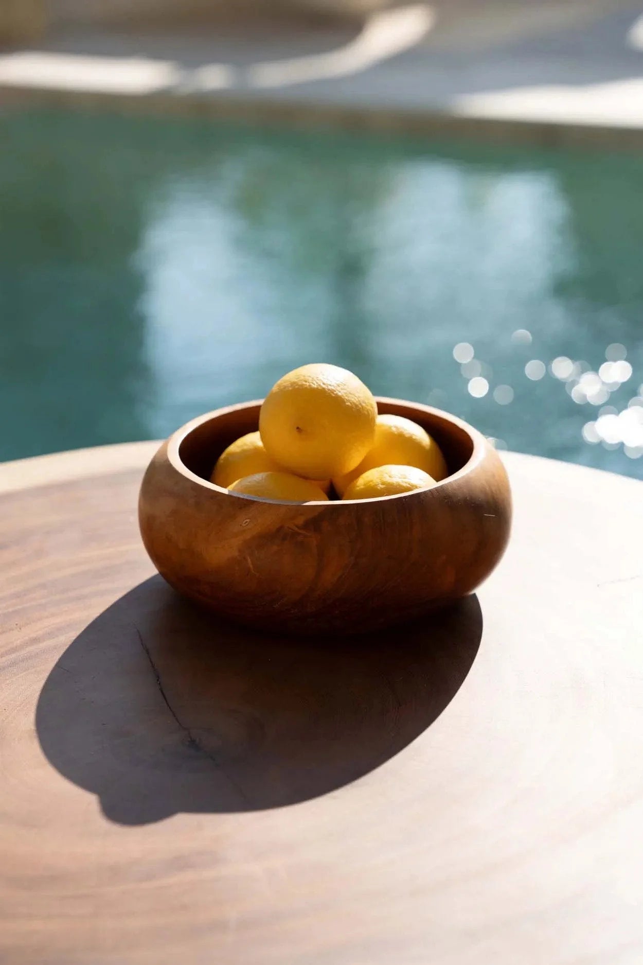 Coupe décorative en bois de teck massif ronde avec citrons jaunes brillants