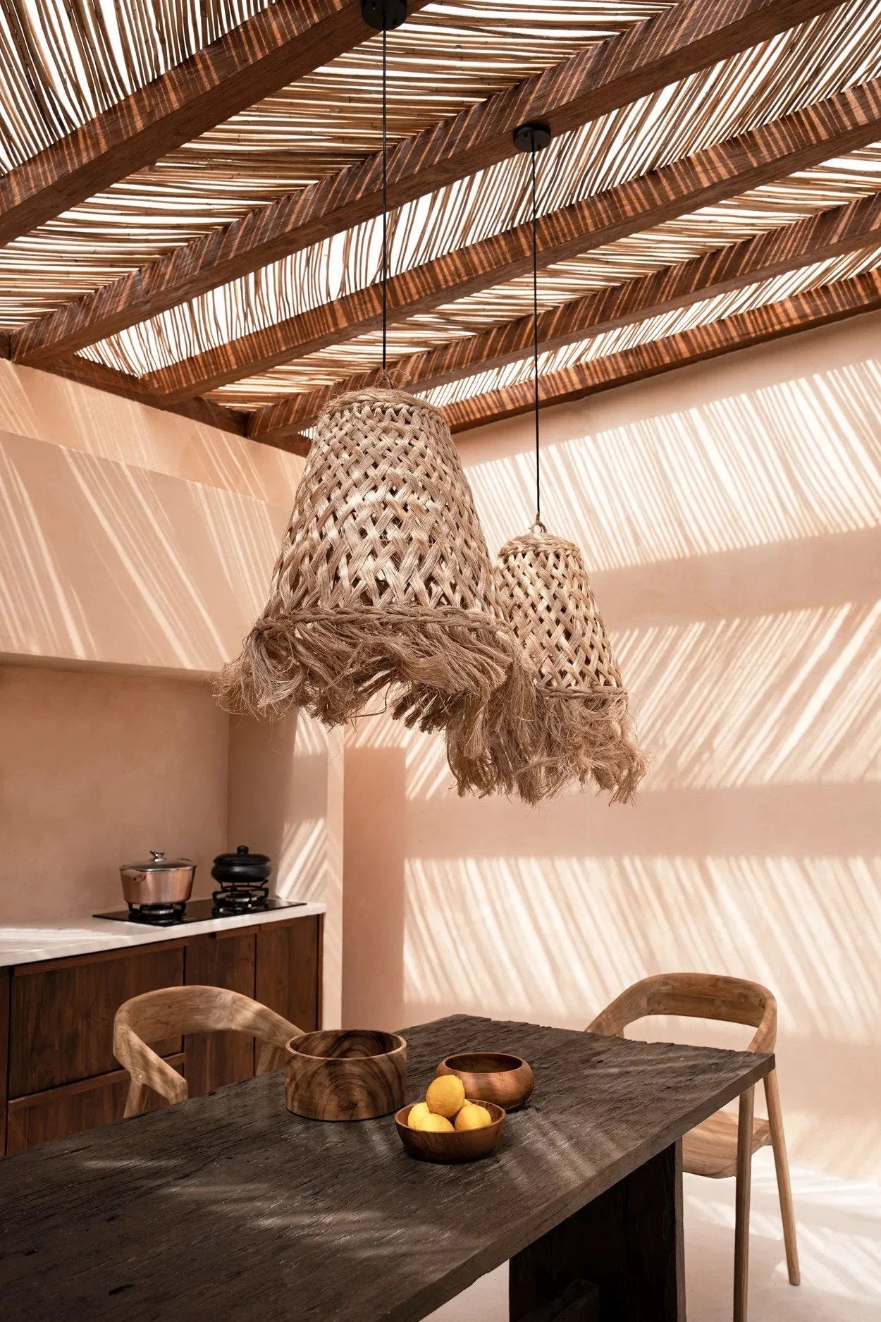 Lustres pendentifs en rotin tissé texturé frangé sous plafond, teck massif rond naturel