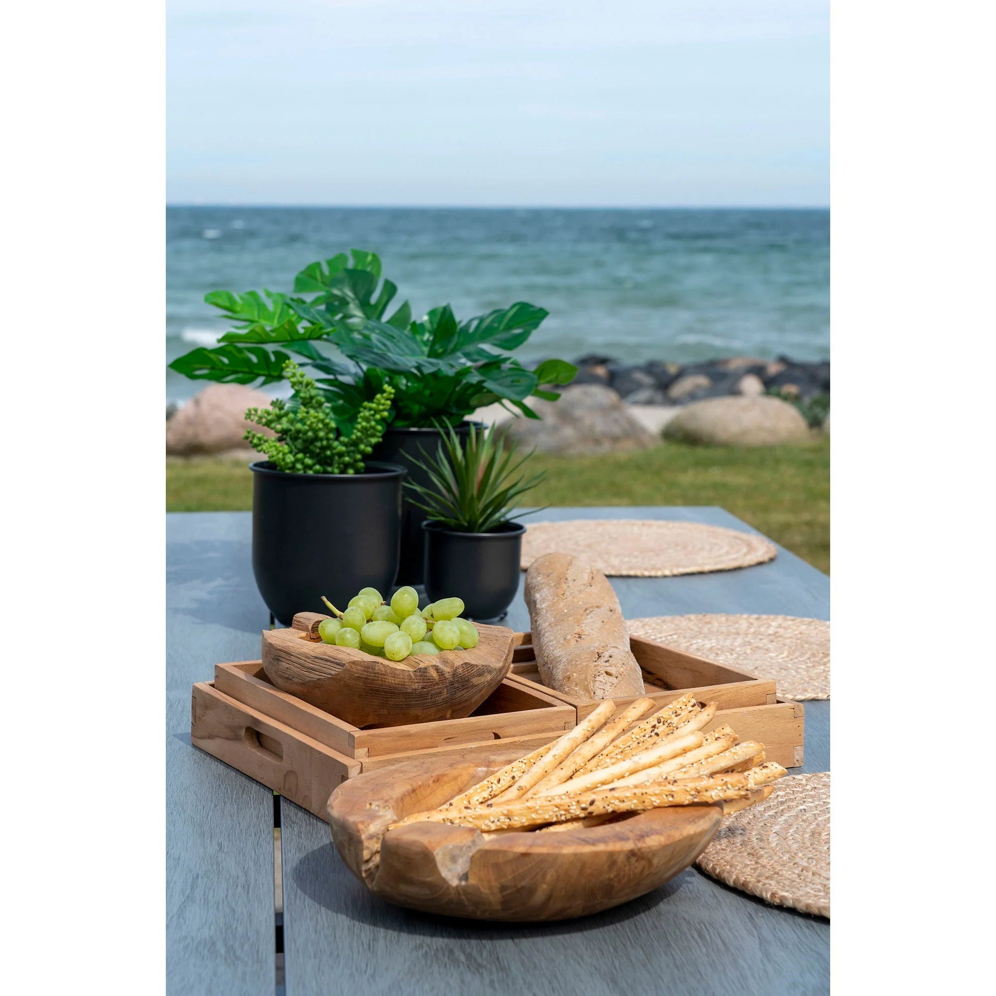 Set de service en bois de teck sculpté avec bols et plateau pour la décoration organique