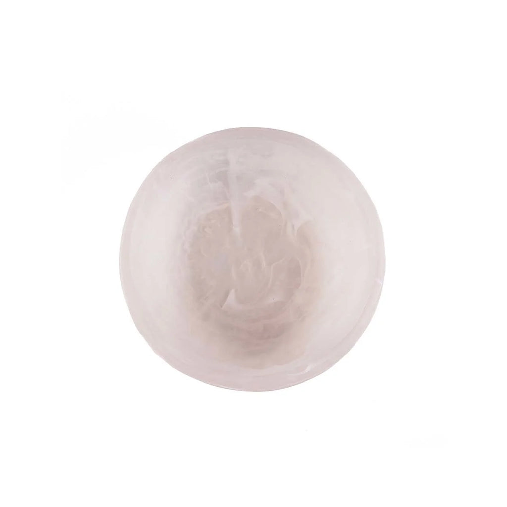 Perle ronde rose clair iridescente sur la coupe décorative en résine blanche albâtre