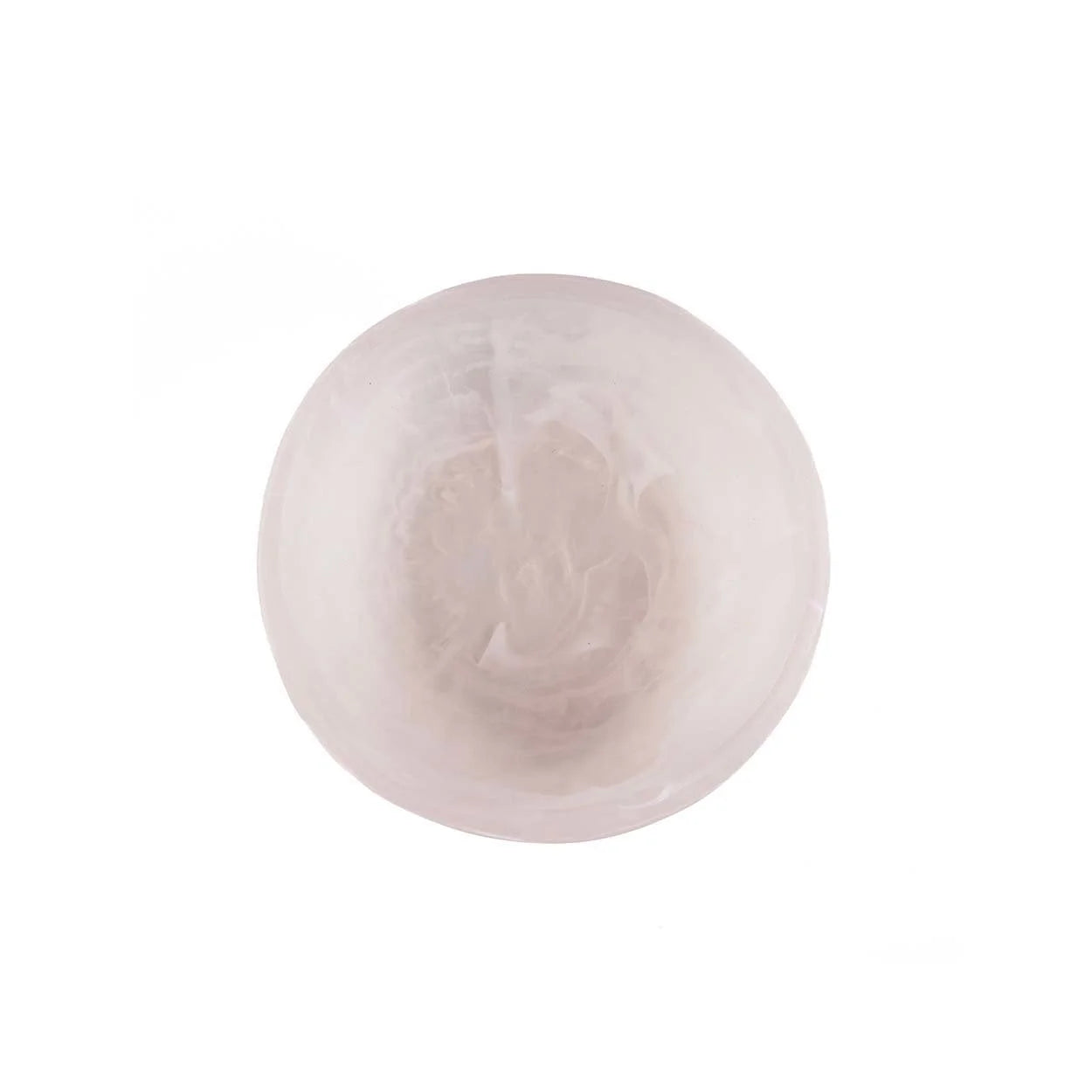 Perle ronde rose clair iridescente sur la coupe décorative en résine blanche albâtre