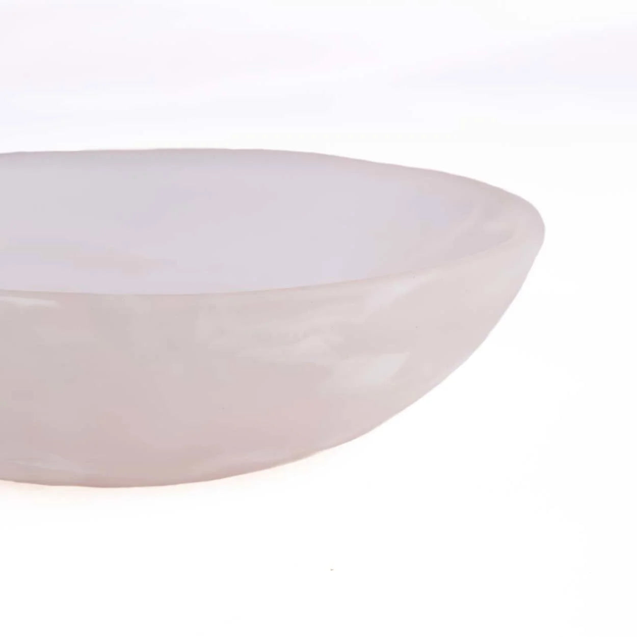 Bol en cristal translucide rose pâle en forme organique pour décoration intérieure