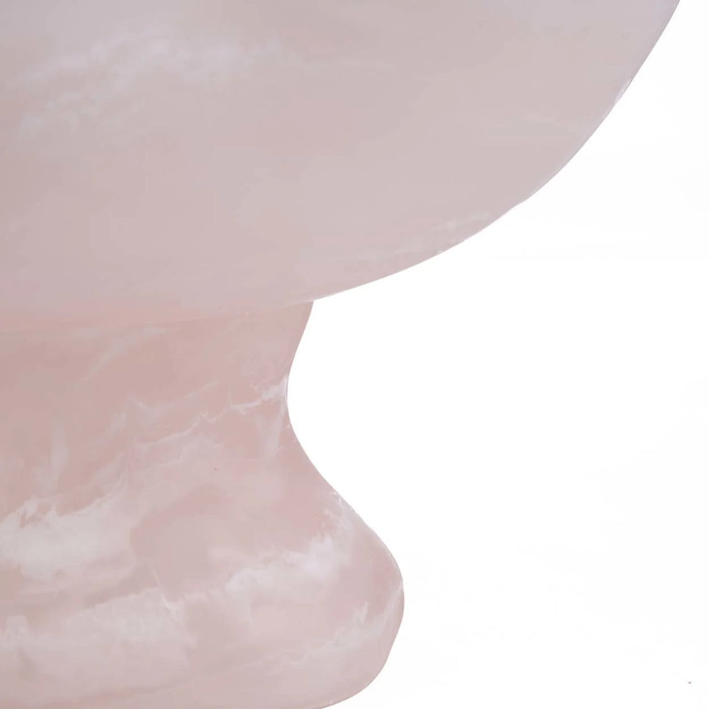 Vase en résine rose marbrée translucide, pied organique sculptural