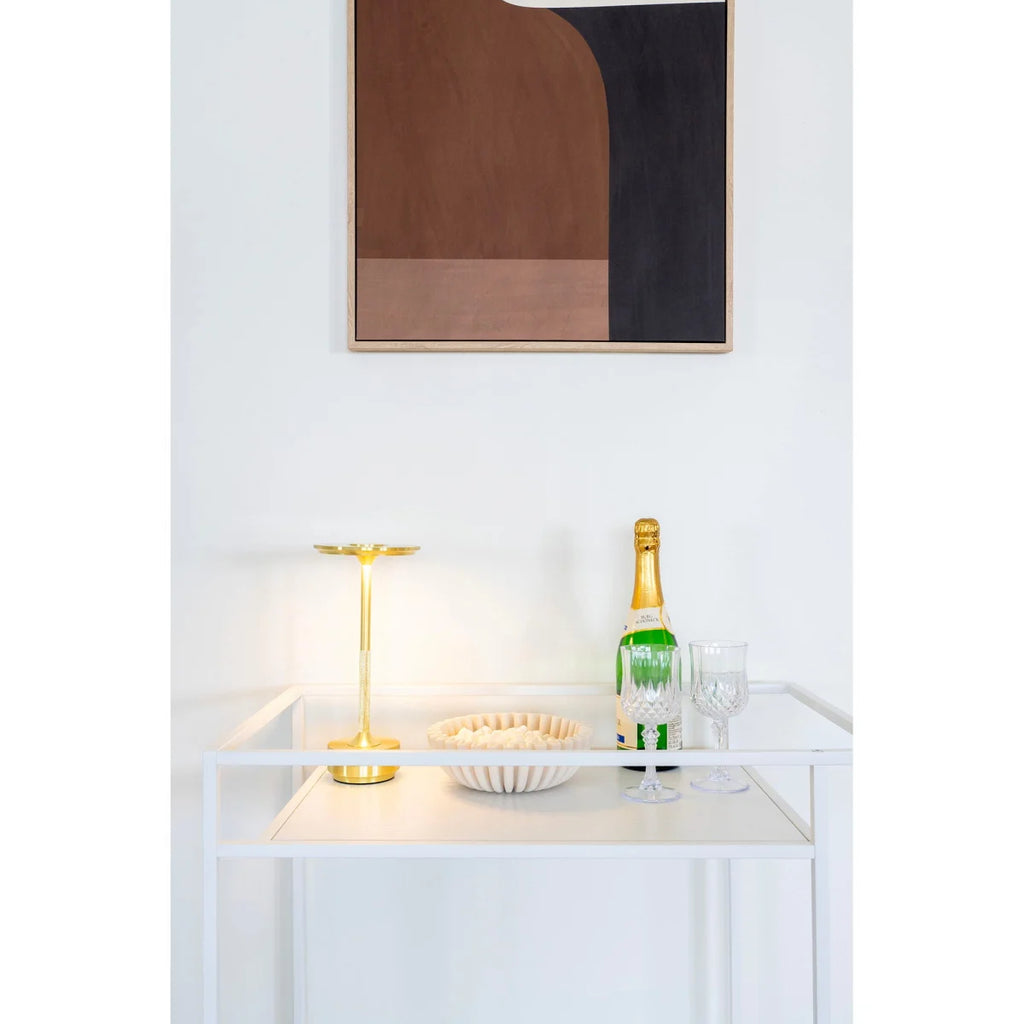 Lampe de table minimaliste dorée à tige fine et base ronde en céramique beige cannelée mate