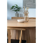 Table ronde en bois avec base à lattes, parfait pour la décoration intérieure