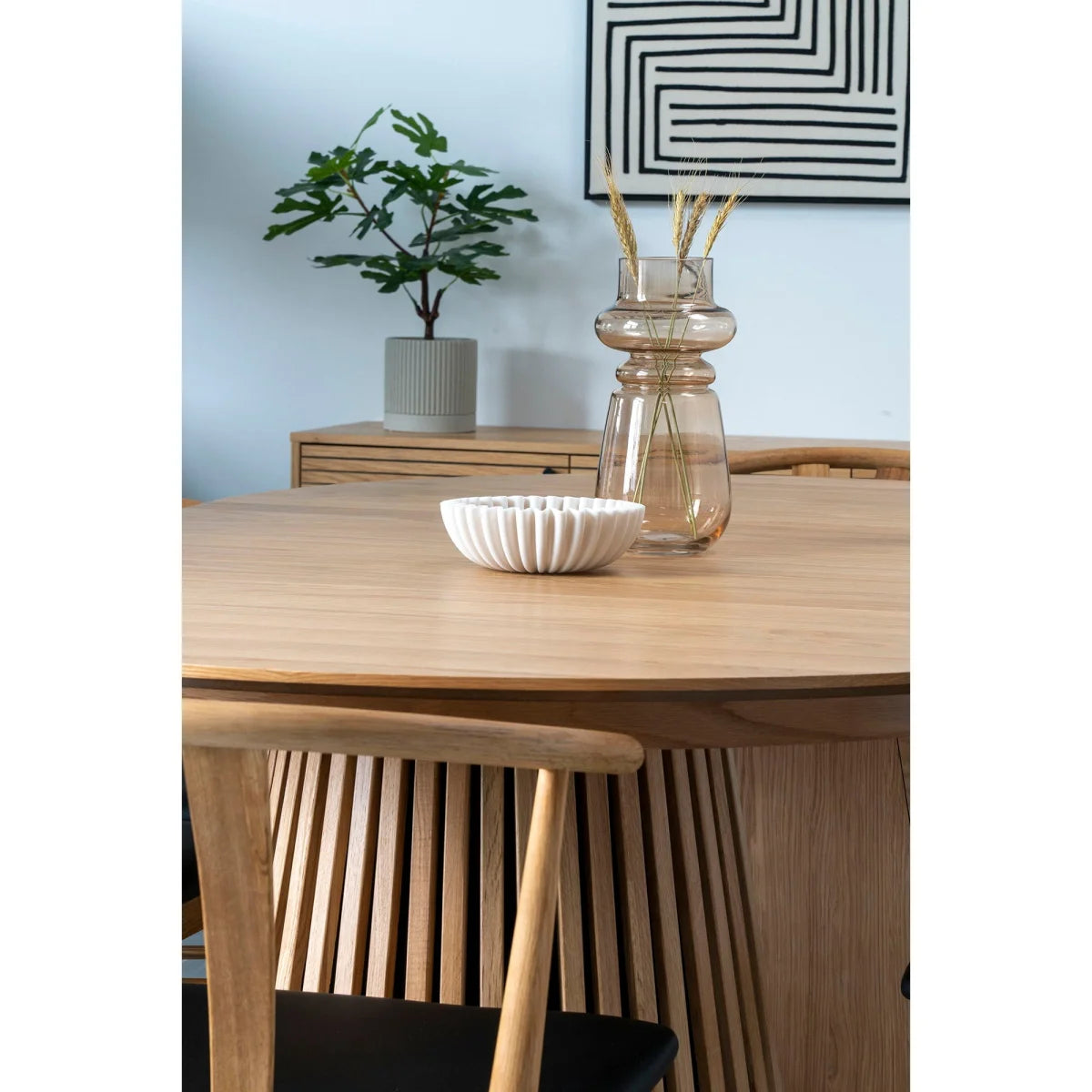 Table ronde en bois avec base à lattes, parfait pour la décoration intérieure