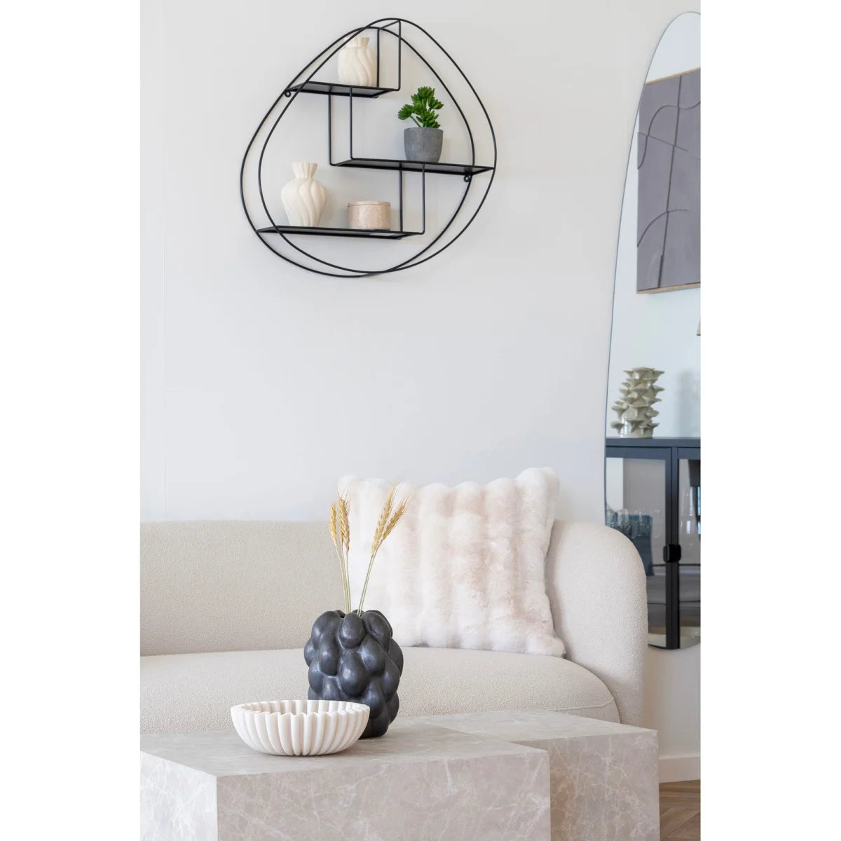 Vase noir texturé bosse organique en céramique mate beige cannelée