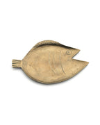 Plat en laiton doré martelé en forme de poisson avec détails de branchies et nageoires
