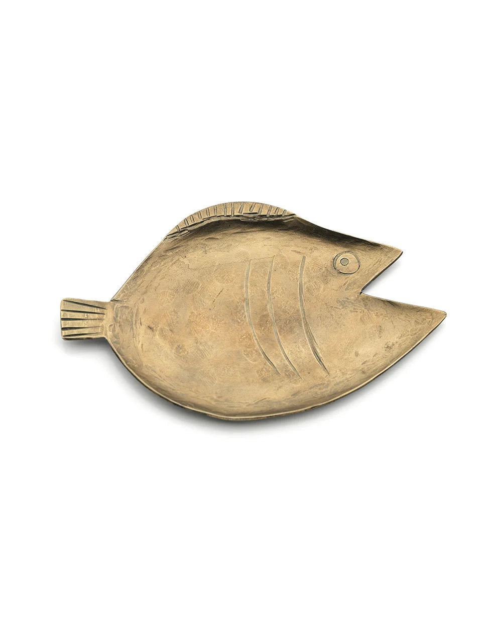 Plat en laiton doré martelé en forme de poisson avec détails de branchies et nageoires