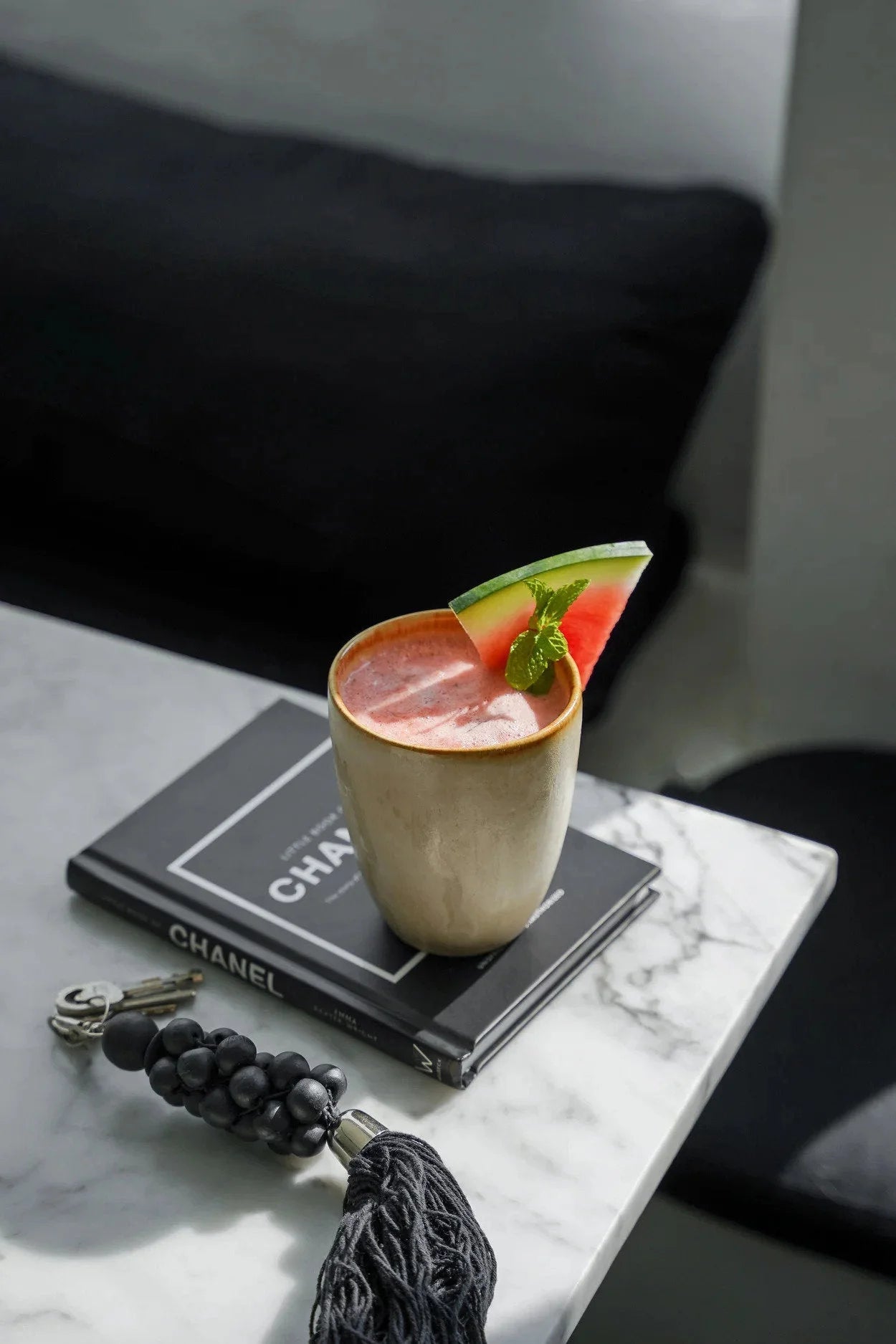 Coupe en céramique artisanale beige avec smoothie rose crémeux, pastèque et menthe