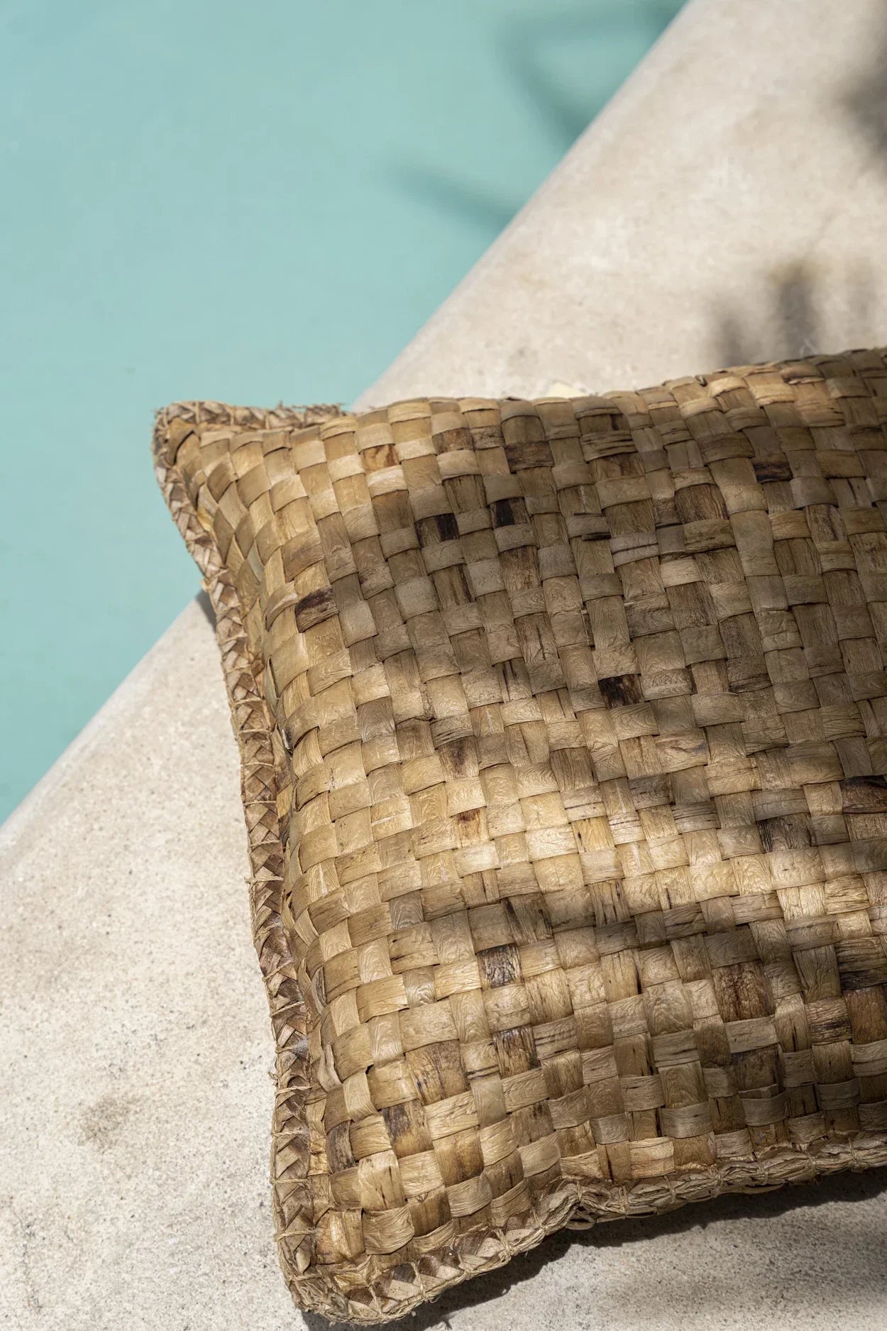 Oreiller en jacinthe tressée naturelle pour un look rustique et élégant