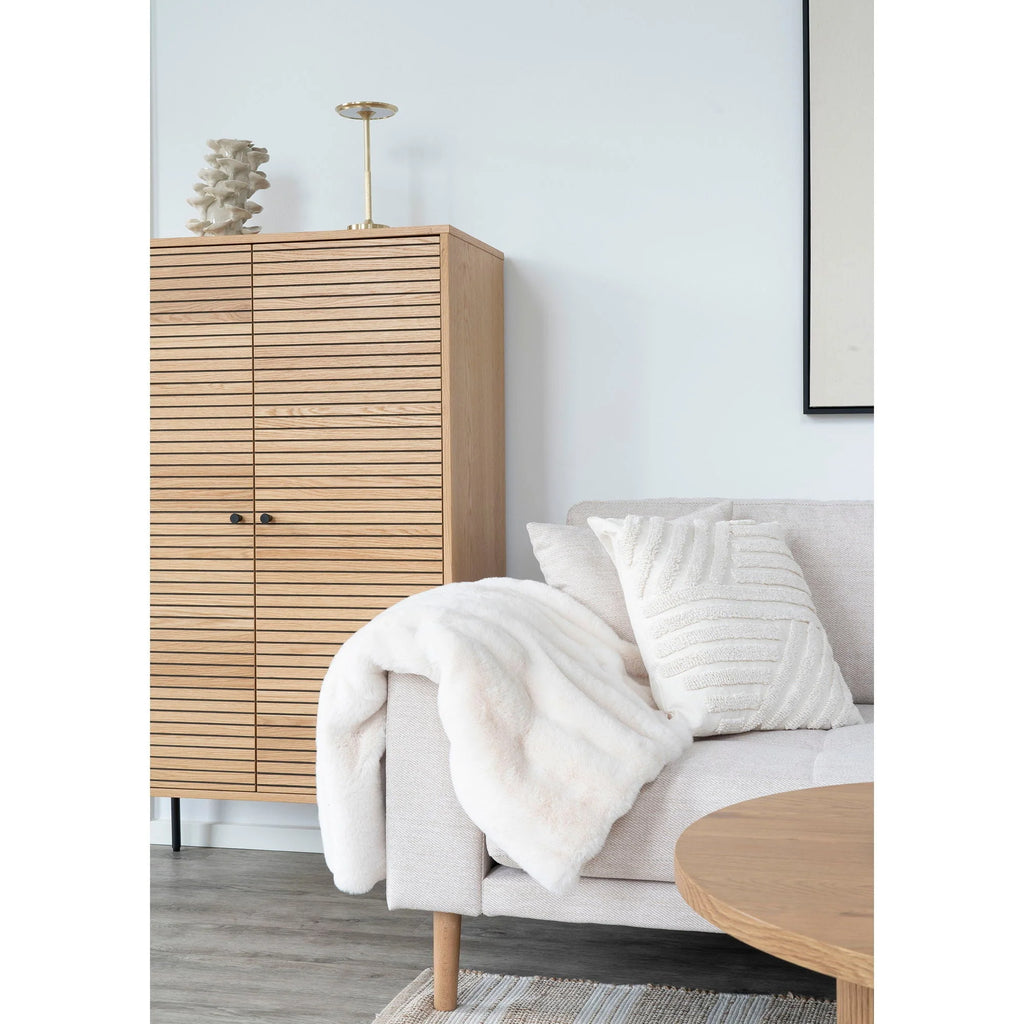 Armoire en bois clair latté avec boutons noirs ronds