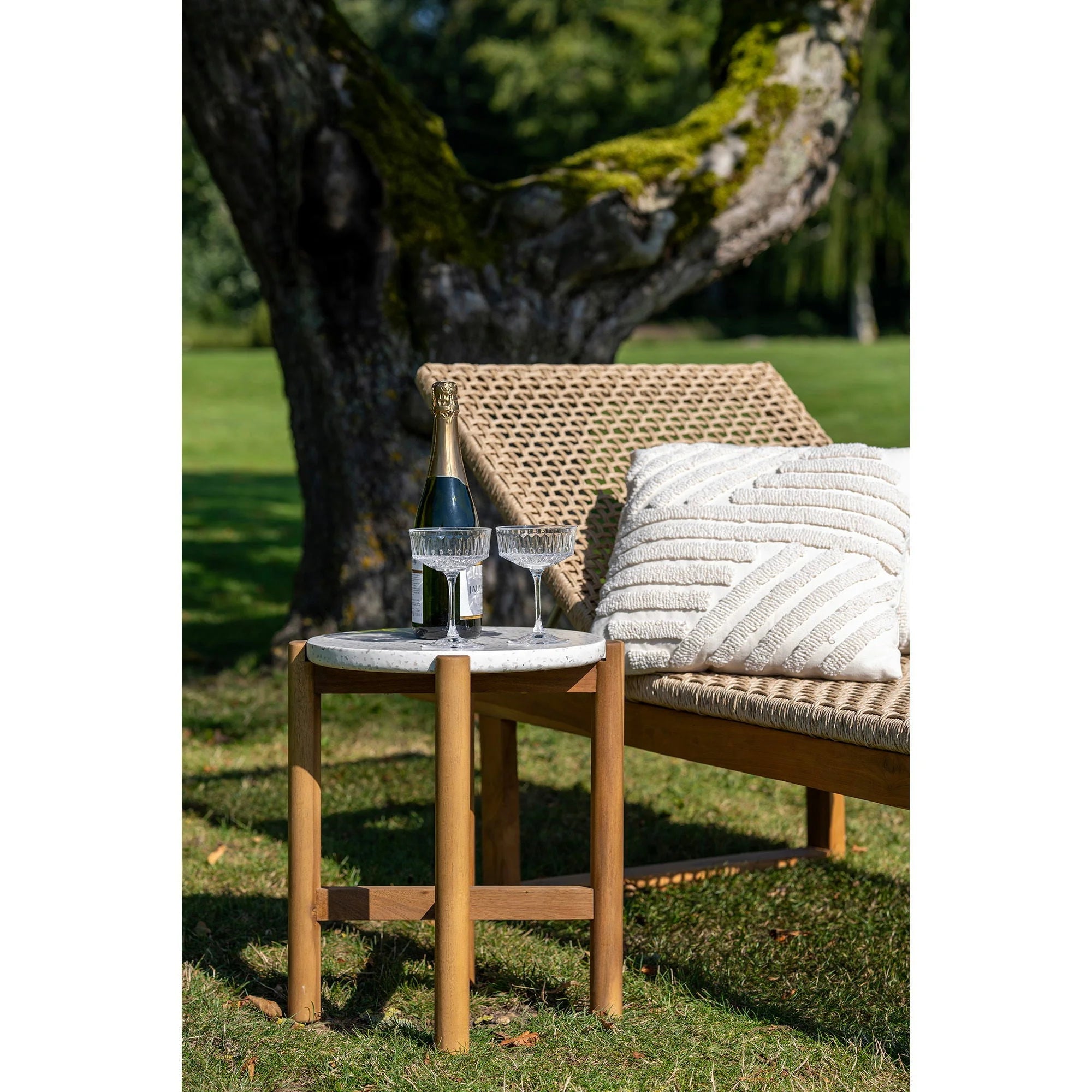 Table de chevet ronde en marbre blanc avec pieds en bois clair et motif géométrique tufté
