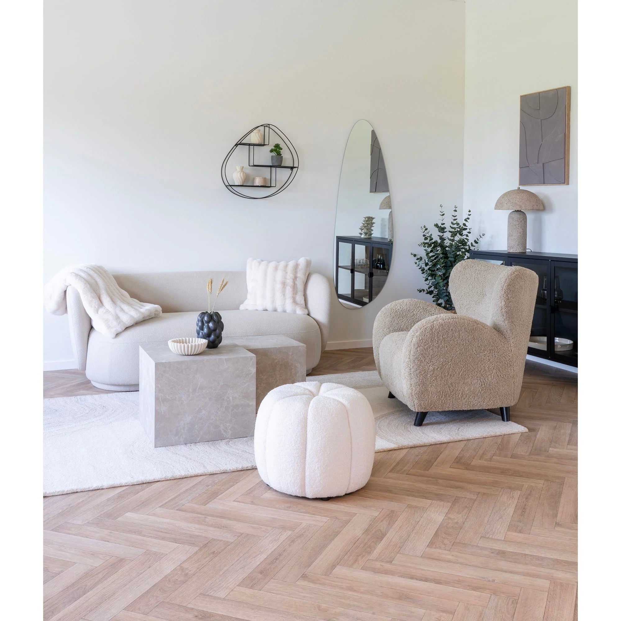 Ottoman en fausse fourrure écrue moelleuse, forme ronde potiron