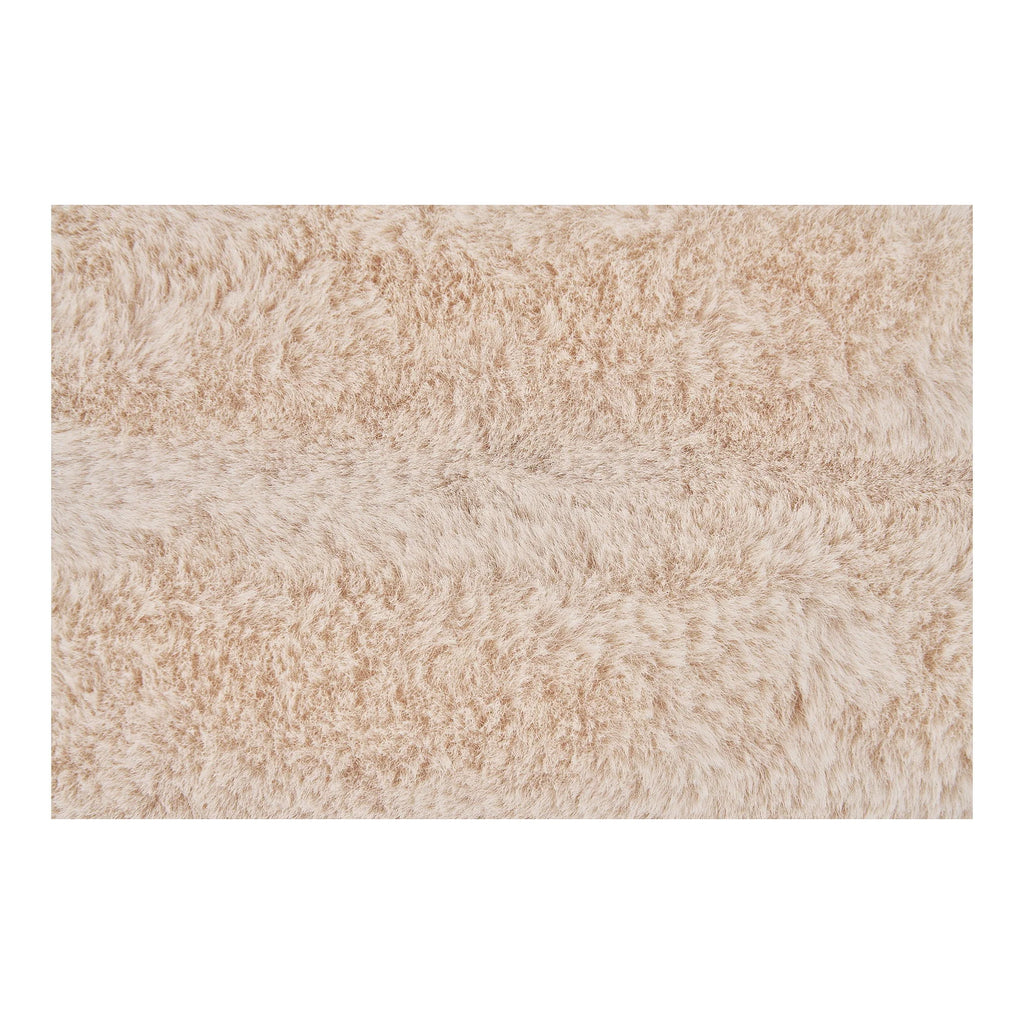 Tapis zone en fausse fourrure écrue moelleuse, texture fluffy et variations tonales subtiles