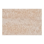 Tapis zone en fausse fourrure écrue moelleuse, texture fluffy et variations tonales subtiles