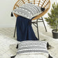 Coussin ethnique noir et blanc dans un salon