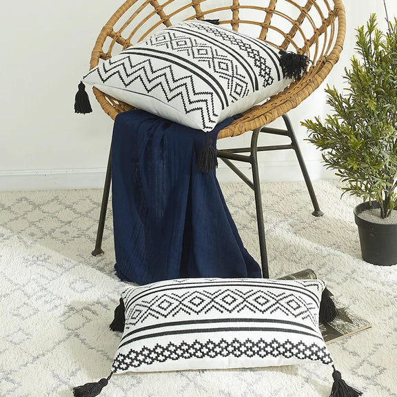 Coussin ethnique noir et blanc dans un salon