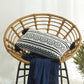 Variante 1 du coussin ethnique noir et blanc