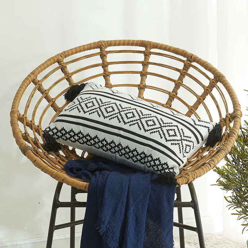 Variante 1 du coussin ethnique noir et blanc