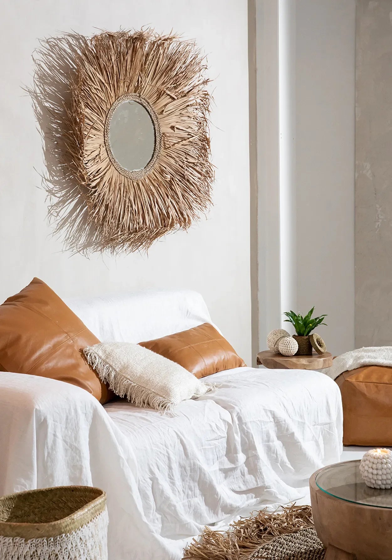 Miroir rond avec frange en paille sur coussin rectangulaire en cuir camel 30x50 cm
