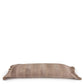 Coussin rectangulaire en velours gris posé à plat sur un fond blanc taille M