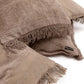 Plusieurs coussins rectangulaires en velours gris empilés