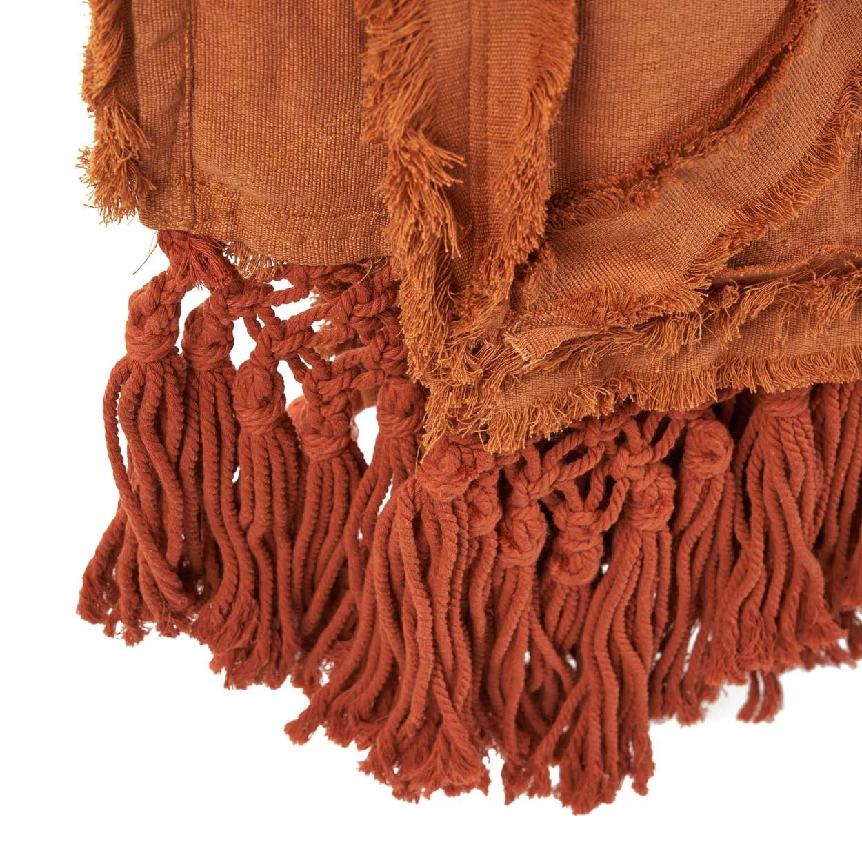 Photo d’un couvre-lit en coton terracotta avec losanges, franges et tassels