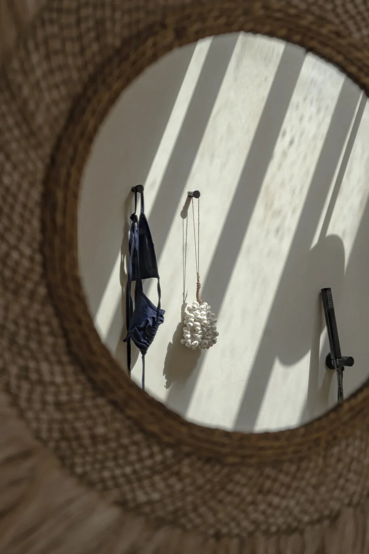 Crochet déco mural en coquillages blancs 40 cm