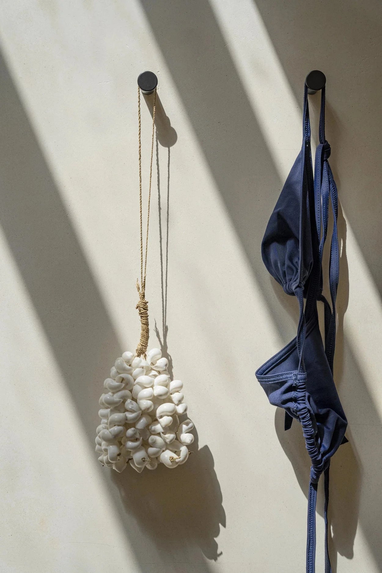Crochet déco mural en coquillages blancs 40 cm