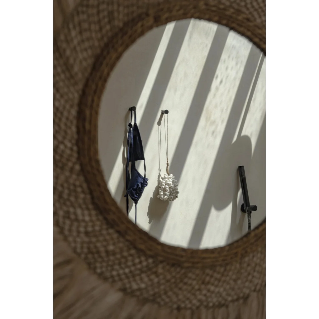 Miroir rond avec cadre en paille tissée pour décoration murale en coquillages blancs