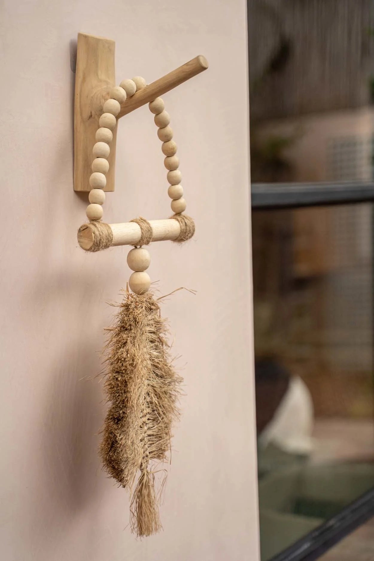 Crochet mural en teck naturel 20 cm avec crochet décoratif, perles et tassel en fibres naturelles