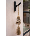 Décoration suspendue en bois flotté et perles pour mural crochet en Teck noir