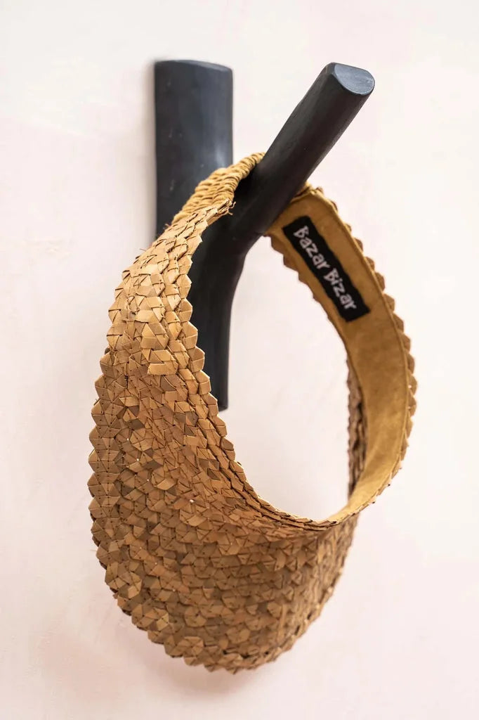 Visière solaire en paille tissée Le Crochet Noir pour un look chic et léger