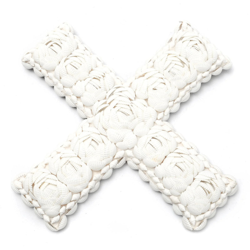 Croix décorative murale en coquillages blancs motif floral