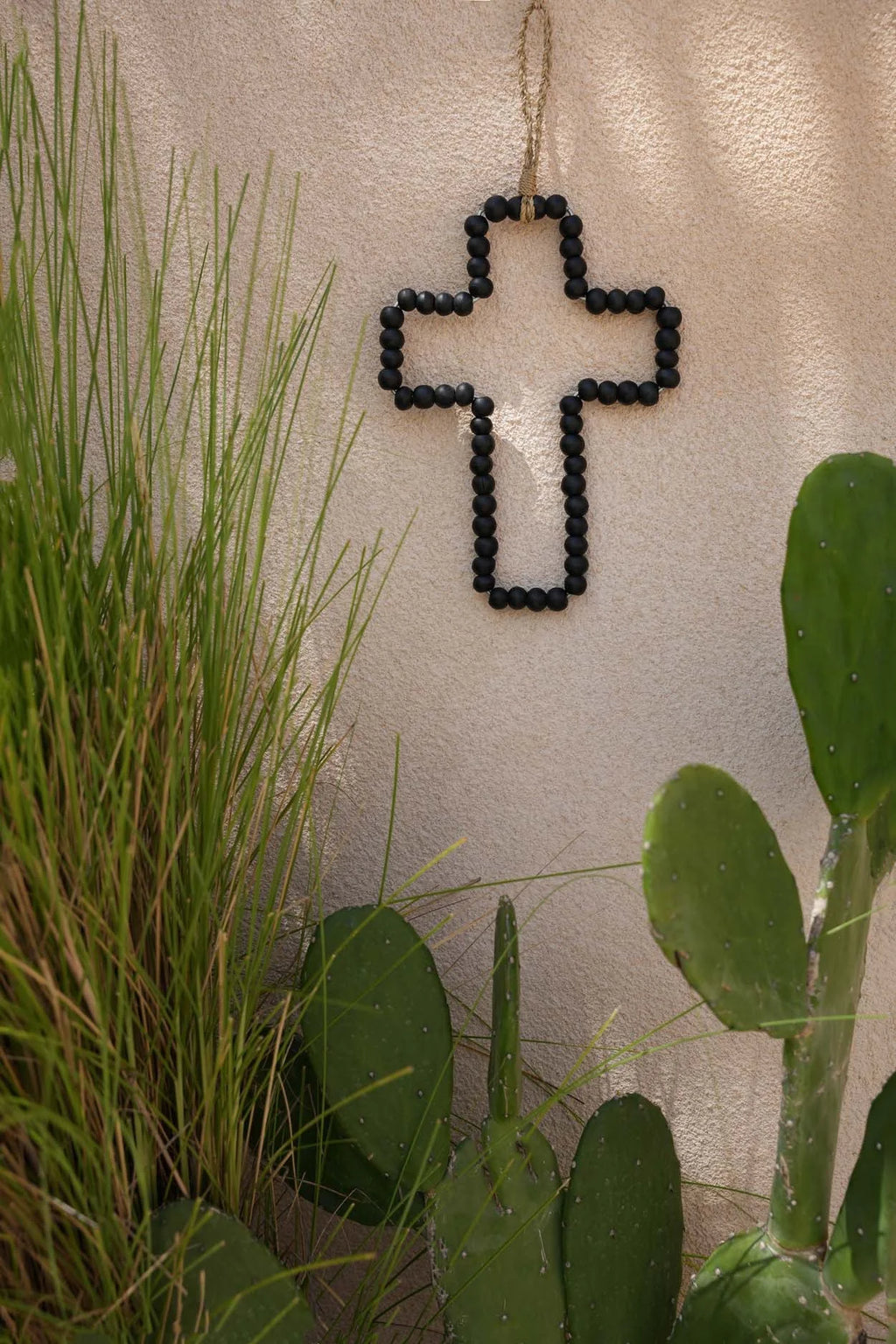 Croix murale décorative en bois noir perlé avec corde de suspension